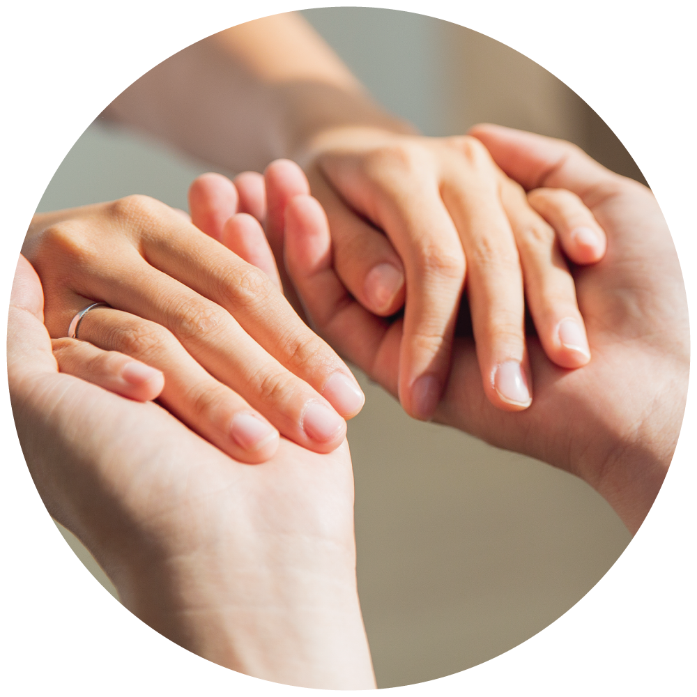 Dos personas agarradas de la mano