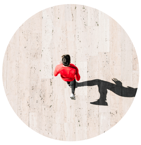 Estos factores ambientales no sólo afectan el  desarrollo de la esclerosis múltiple, sino también  el curso y la progresión de la enfermedad, al  favorecer un estado proinflamatorio del cuerpo.  Por otro lado, el ejercicio físico y una dieta  saludable parecen tener un efecto antiinflamatorio  que mejora el curso de la enfermedad.