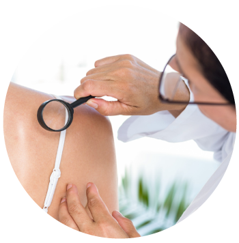 Imagen ilustrativa médico examinando, diagnóstico de psoriasis