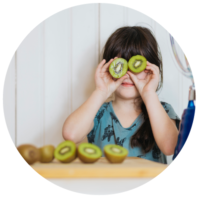 Imagen ilustrativa niño comiendo frutas