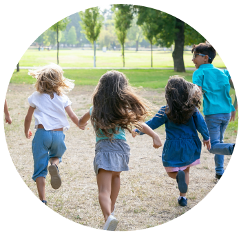 Imagen ilustrativa niños corriendo en el parque