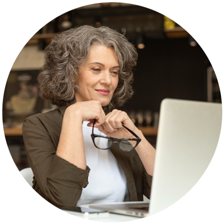 Imagen ilustrativa mujer consultando información refuerzo controles cáncer de mama